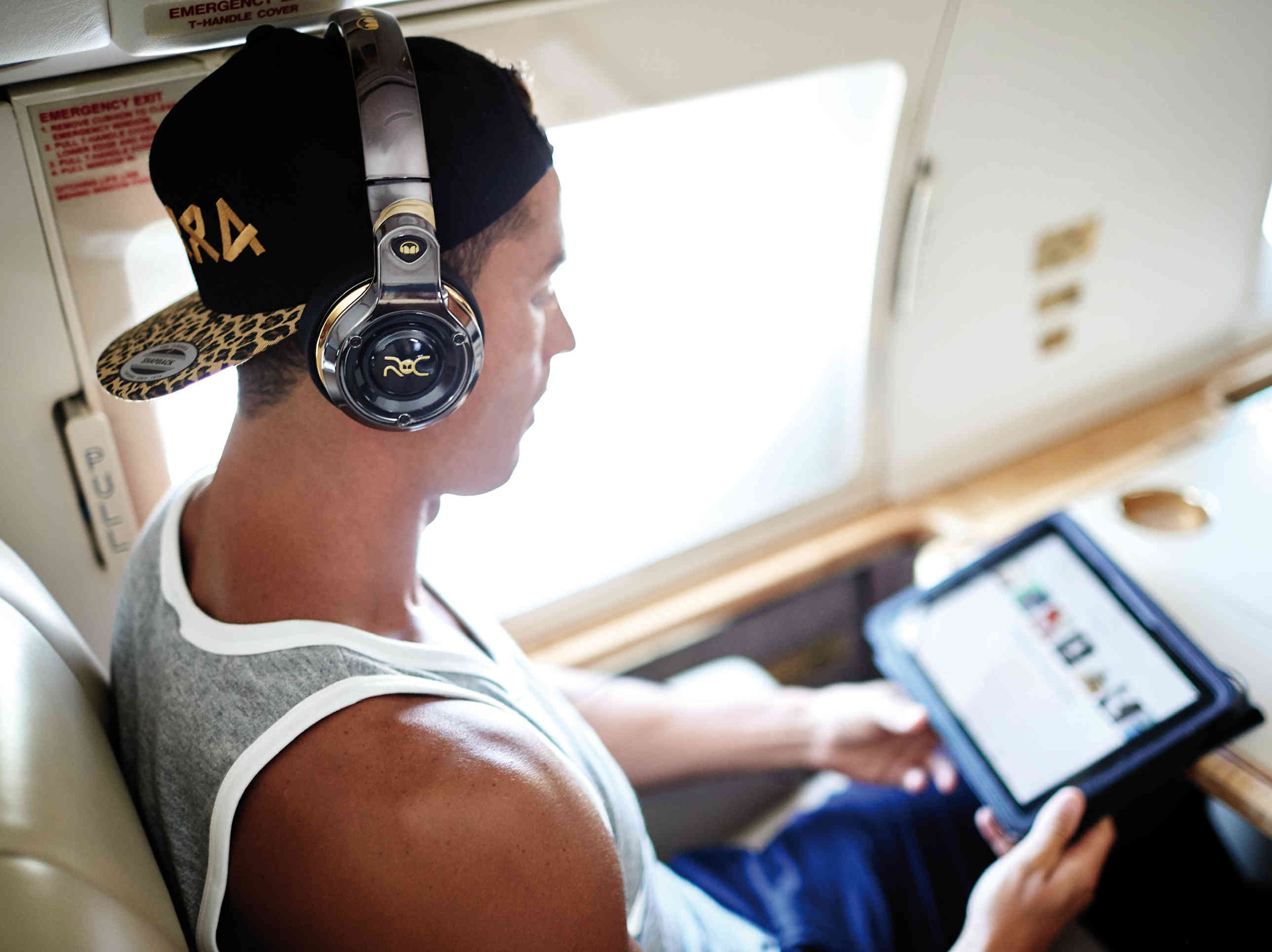 Можно ли использовать наушники в самолете. Cristiano Ronaldo Headphones. Наушники Криштиану Роналду. Криштиану Роналду в наушниках. Наушники в самолете.