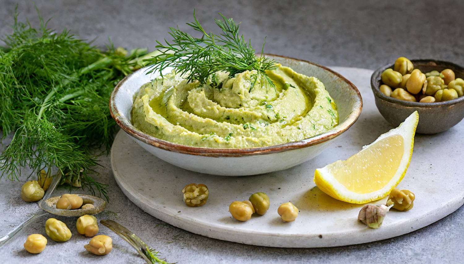 Hummus z bobu z nutą cytryny i koperkiem