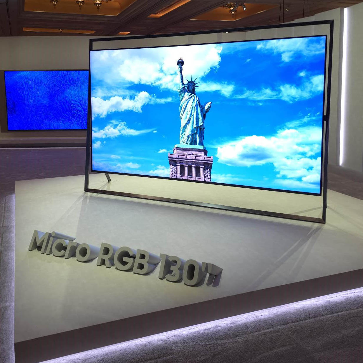 Pierwszy na świecie telewizor 130 cali z Micro RGB!