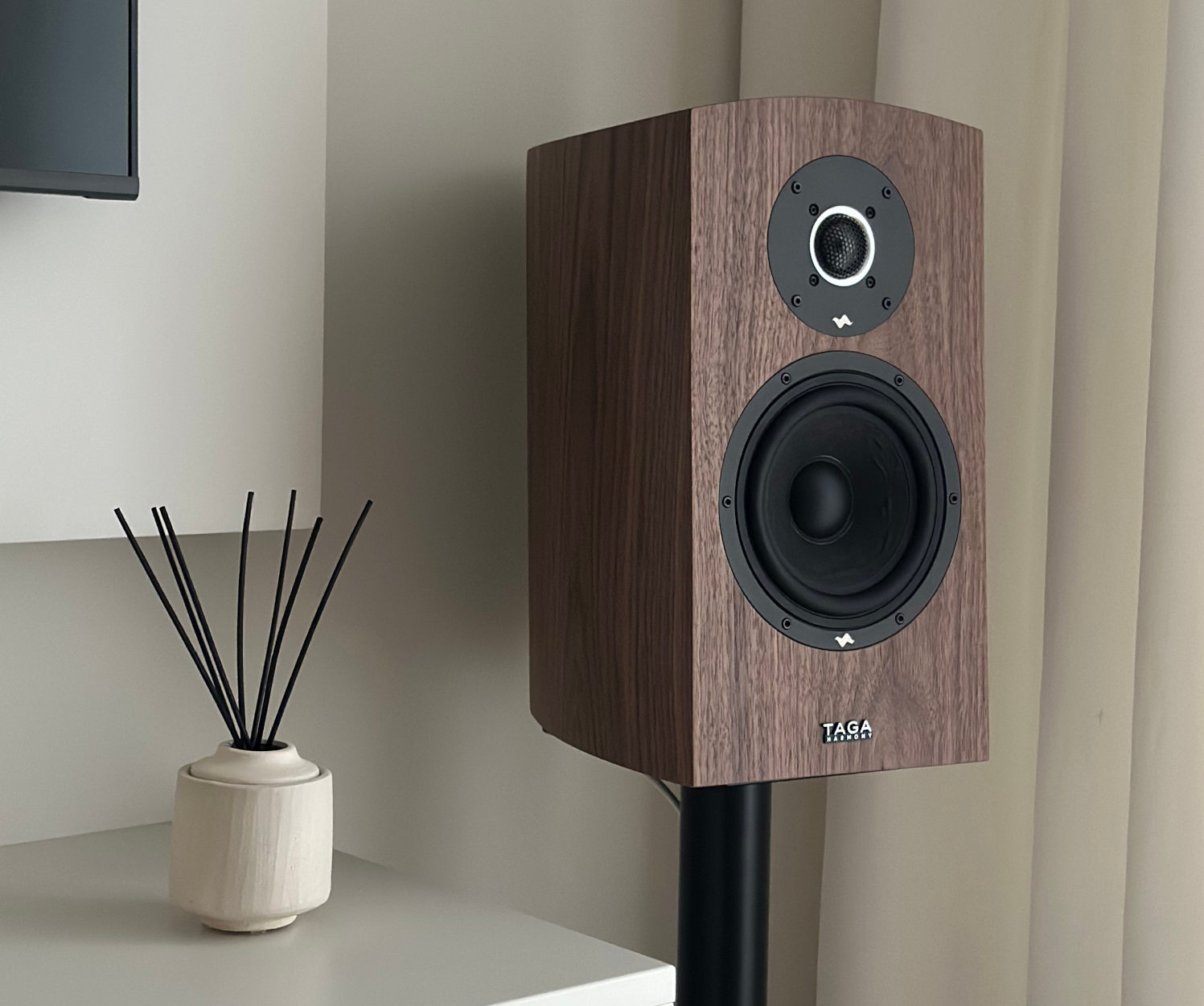 Kolumny stereo i subwoofery – świadome budowanie brzmienia w domu