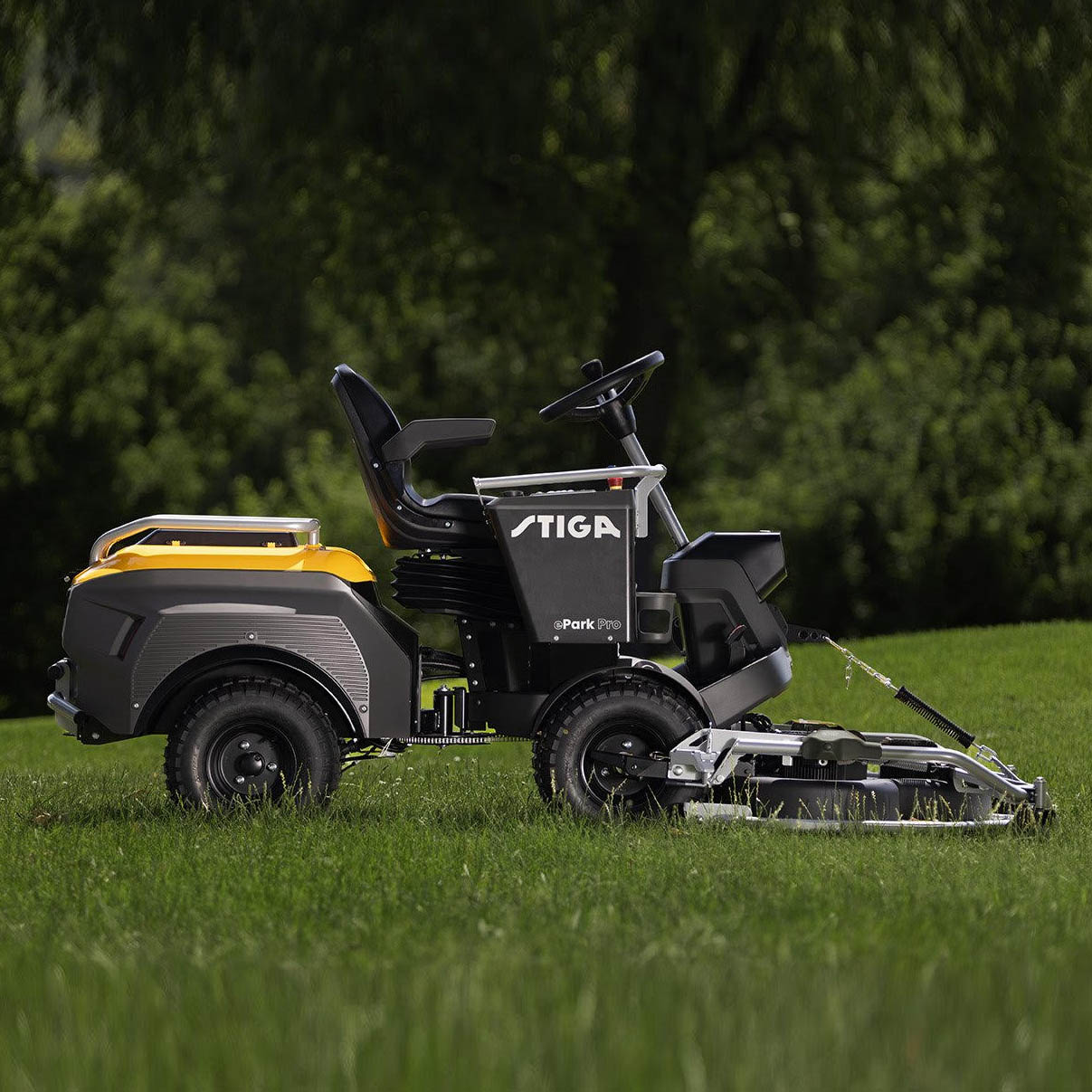STIGA wprowadza akumulatorowy traktor ePark Pro