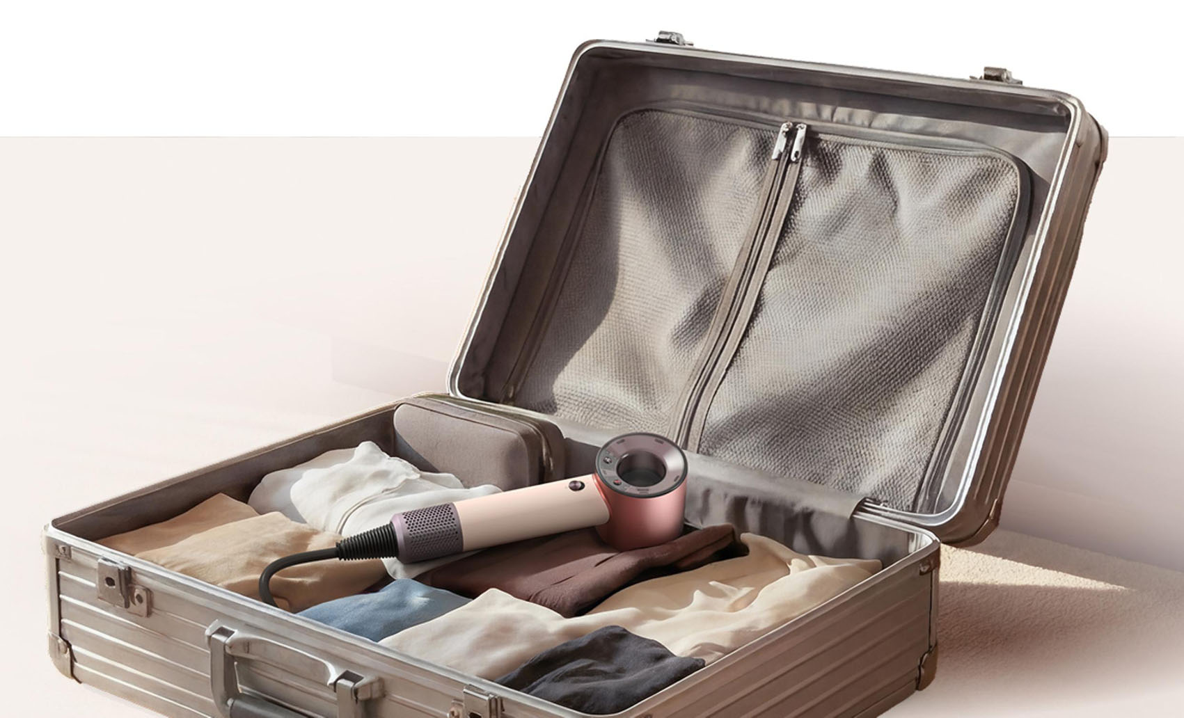 Dyson Supersonic Travel z myślą o stylizacji poza domem-2